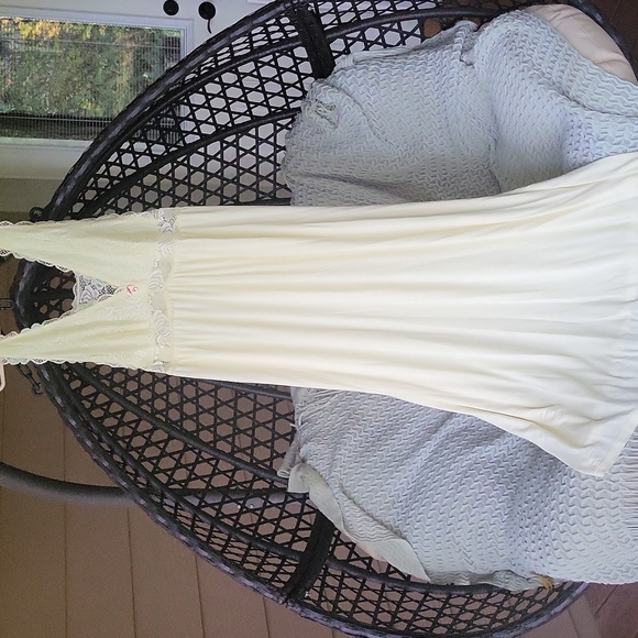 Light Yellow Long V-neck Lace Panel Nightgown - Picture 6 of 11